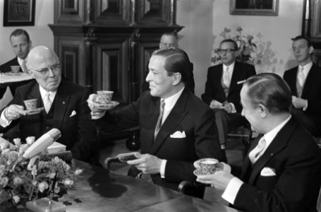 Geboorte-aangifte prins Alexander op stadhuis te Utrech dr. Beel , prins Claus e, Bestanddeelnr 920-2956