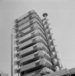 Gebouw met wenteltrap aan de buitenkant, Bestanddeelnr 255-1705
