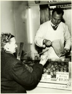 Gebak-en oliebollenkraam van de heer Brouwer, NL-HlmNHA 5400465066
