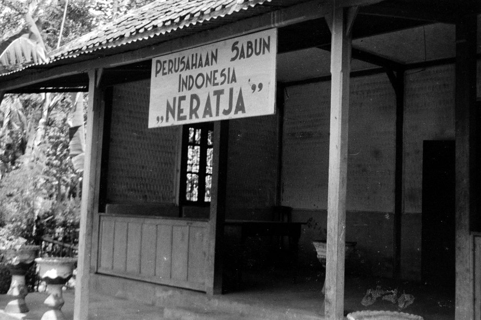 Gebouw met uithangbord waarop staat Perusahaan Sabun Indonesia Neratja, Bestanddeelnr 2628