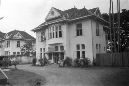 Gebouw met opschrift Welkom Welfare Artisten Hoofdkantoor, Bestanddeelnr 110-1-5