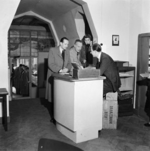 Gebouw van RVD in de Kalverstraat te Amsterdam (Oog en Oor) Mannen bij een bal…, Bestanddeelnr 900-8753