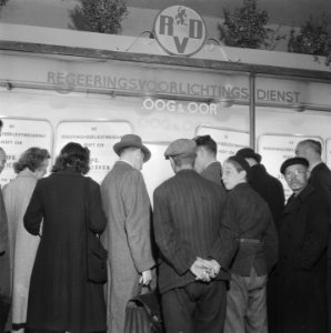 Gebouw van RVD in de Kalverstraat te Amsterdam (Oog en Oor) Publiek bij reclame, Bestanddeelnr 900-8756