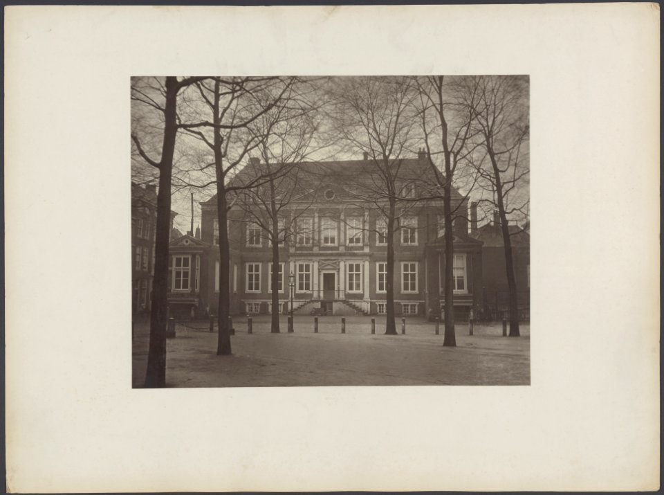 Gebouw in Den Haag, alleenstaand, recht van voren gezien, Bestanddeelnr 445