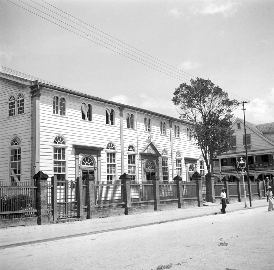 Gebouw aan de Steenbakkerijstraat in Paramaribo Boven de middelste deur het jaa, Bestanddeelnr 252-6073