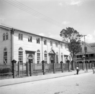 Gebouw aan de Steenbakkerijstraat in Paramaribo Boven de middelste deur het jaa, Bestanddeelnr 252-6073