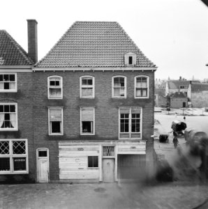 Gebouw, deels dichtgespijkerd, Bestanddeelnr 900-8435
