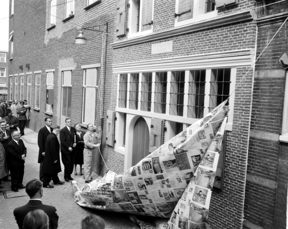 Geboortehuis van Rembrandt herbouwd aan de Weddesteeg te Leiden, de gevel wordt , Bestanddeelnr 915-1576