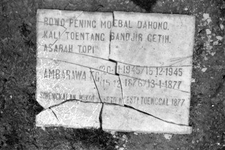 Gebroken plaquette met de tekst Rowo Pening Moebal Dahono. Kali Toentang Banjir, Bestanddeelnr 12329