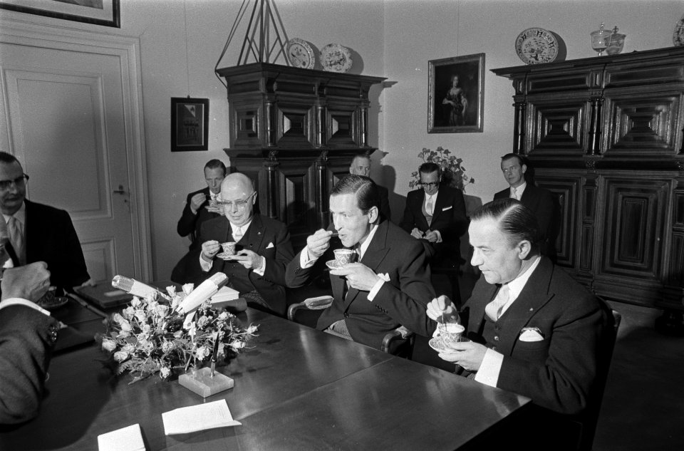 Geboorte-aangifte prins Alexander op stadhuis te Utrech de heren drinken kandeel, Bestanddeelnr 920-2960