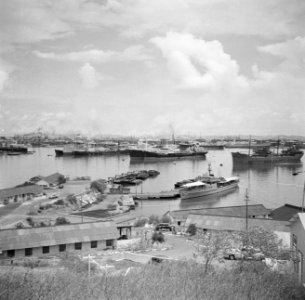 Gebouwen van de marinebasis in Willemstad op Curaçao met op de achtergrond de sc, Bestanddeelnr 252-7220
