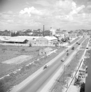 Gebouwen van de citrussapfabriek Assis aan de weg van Tel Aviv naar Haifa. Op de, Bestanddeelnr 255-1239