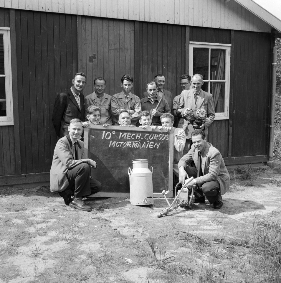 Gebouwen, mannen, groepsfoto's, melkbussen, Bestanddeelnr 251-9426