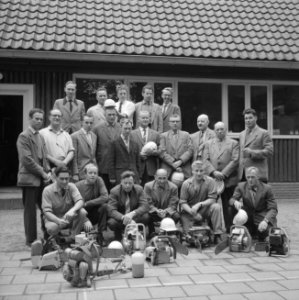 Gebouwen, mannen, groepsfoto's, gereedschappen, bosbouw, Bestanddeelnr 251-9602