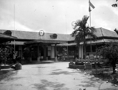 Gebouw met oprit en Nederlandse vlag, Bestanddeelnr 8195