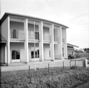 Gebouw in Suriname, misschien een landbouwinstituut, Bestanddeelnr 252-2268