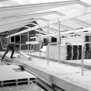 Gebouwen, stallen, schuren, werkzaamheden, prefab veestal, de heer heringa, Bestanddeelnr 165-0975