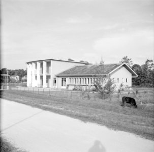 Gebouw in Suriname, misschien een landbouwinstituut, Bestanddeelnr 252-2267