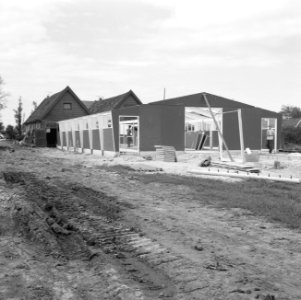 Gebouwen, stallen, schuren, werkzaamheden, prefab veestal, de heer heringa, Bestanddeelnr 165-0976