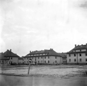Gebouw met opschrift M.B. 57 en Rode-Kruis teken, Bestanddeelnr 900-5120