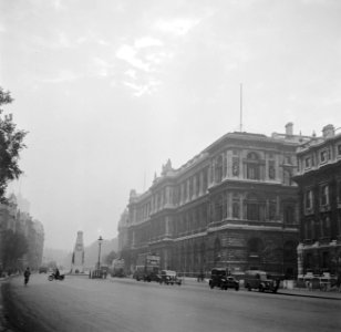 Gebouwen op Whitehall In het midden de Cenotaph, Bestanddeelnr 254-1967