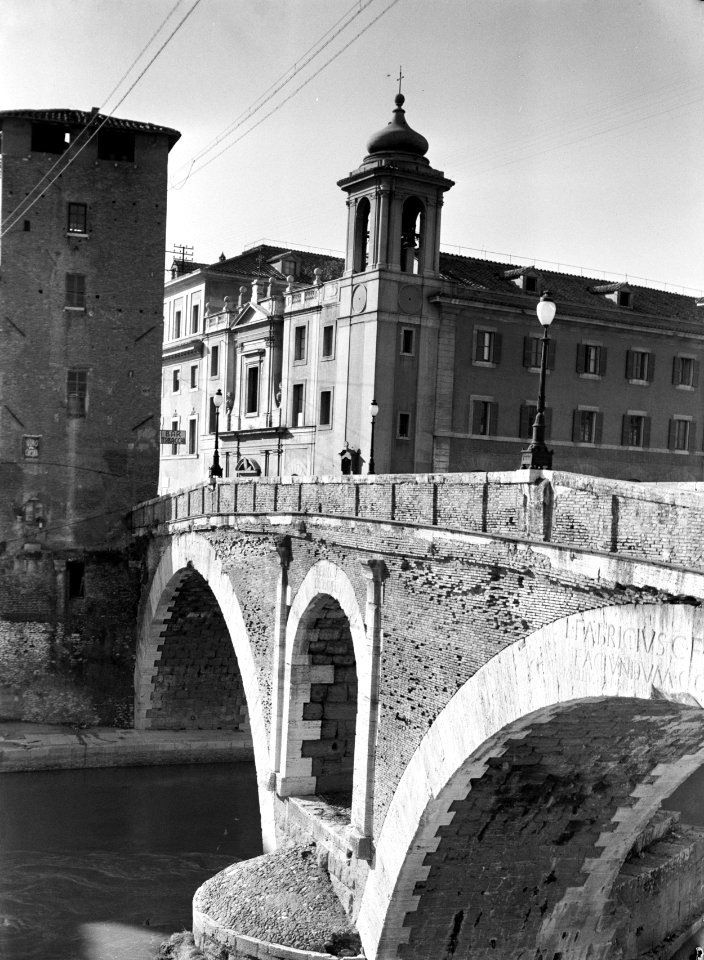 Gebouwen in Trastevere met de brug over de Tiber gezien vanaf de andere oever, Bestanddeelnr 252-1730