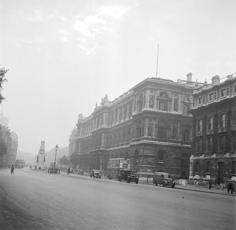 Gebouwen op Whitehall In het midden de Cenotaph, Bestanddeelnr 254-1966