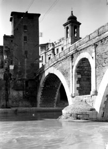 Gebouwen in Trastevere met de brug over de Tiber gezien vanaf de andere oever, Bestanddeelnr 252-1735