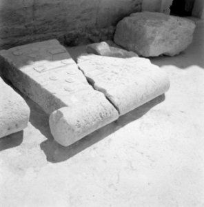 Gebroken steen van een monument op een archeologische vindplaats, Bestanddeelnr 255-2620