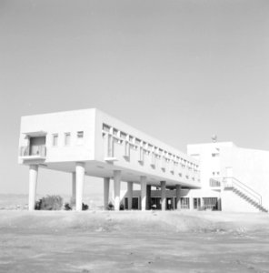 Gebouwencomplex deels op pijlers bij de haven van Eilat, Bestanddeelnr 255-3604