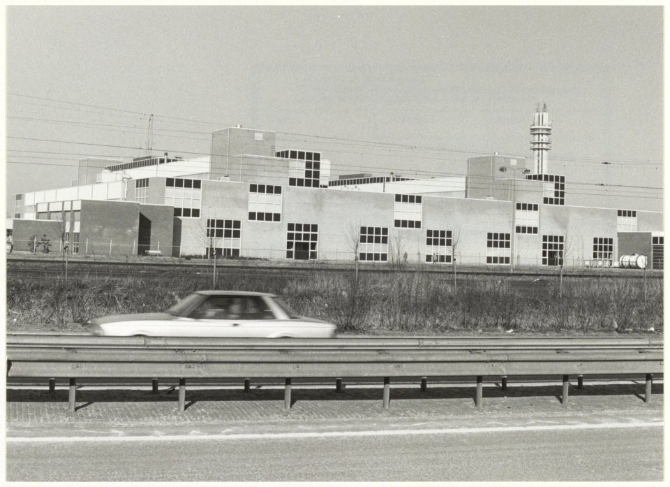 Gebouwen van Joh. Enschedé in de Waarderpolder, gezien vanaf de Amsterdamse Vaart. NL-HlmNHA 54016878