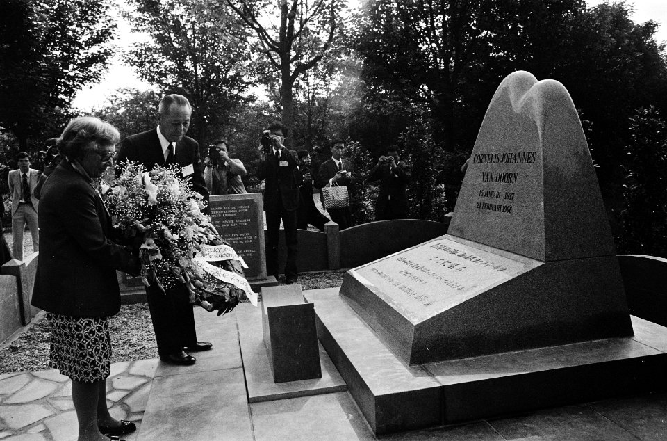Gedenktekens, onthullingen, Doorn, C.J. van, Bestanddeelnr 930-3339