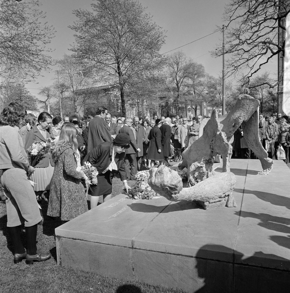 Gedenkteken voor Gerrit van der Veen onthuld, weduwe Van der Veen legt bloemen, Bestanddeelnr 926-3880