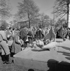 Gedenkteken voor Gerrit van der Veen onthuld, weduwe Van der Veen legt bloemen, Bestanddeelnr 926-3880