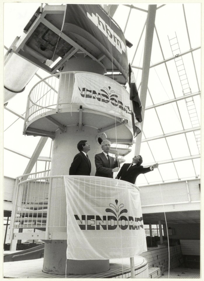 Gedeputeerde G. de boer hijst de vlag in het zwemparadijs van Vendorado, samen met directeur Mr. E. Kruijff en Ir. Van der Meer van de Hollandse Beton Mij. NL-HlmNHA 54023753