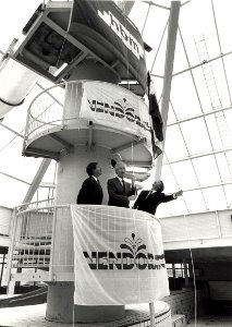 Gedeputeerde G. de Boer hijst de vlag, i.v.m. het hoogste punt van het zwemparadiijs Vendorado. Directeur Mr. Kruijff en Ir. van der Meer van de Hollandse Beton Mij. Aangekocht in 1989 van United Phot