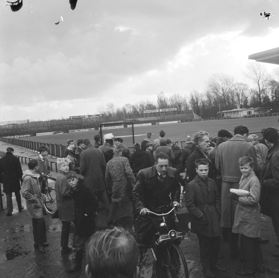 Geen voetbal, lange gezichten bij het voetbalveld van ADO, Bestanddeelnr 914-5969