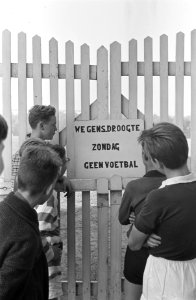 Geen voetbal in verband met droogte in Arnhem, Bestanddeelnr 910-7337