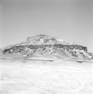 Geerodeerd berglandschap met verschillende geologische formaties in de Negevwoes, Bestanddeelnr 255-3374
