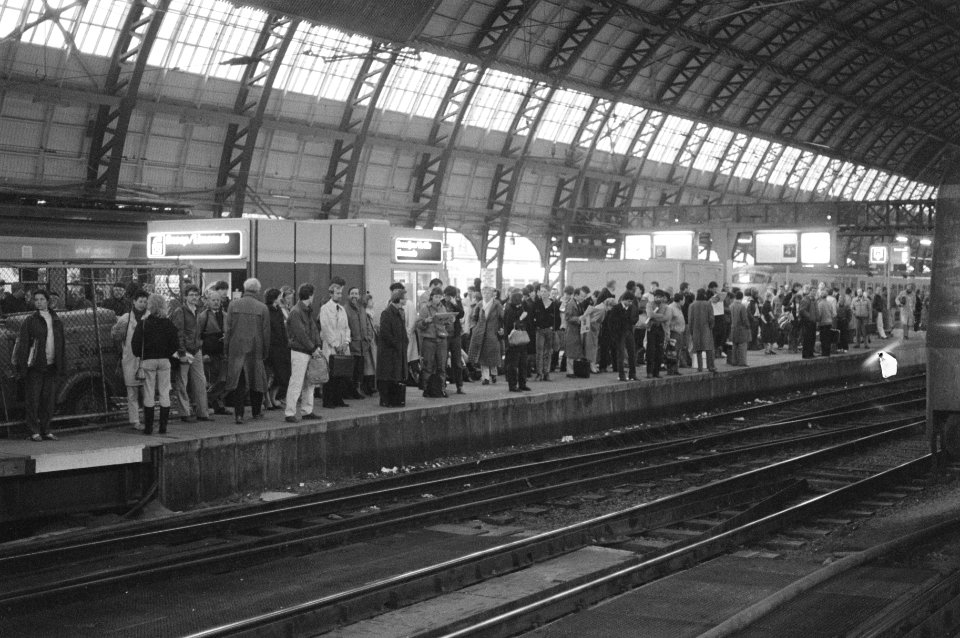 Geen treinverkeer in Amsterdam van 5 tot 8 uur wegens staking NS-personeel veel, Bestanddeelnr 933-2912