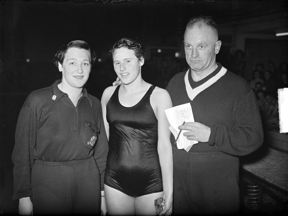 Geertje Wielema 3 x 100 meter wisselslag Nederlands record, met Jan Stender en A, Bestanddeelnr 904-2614