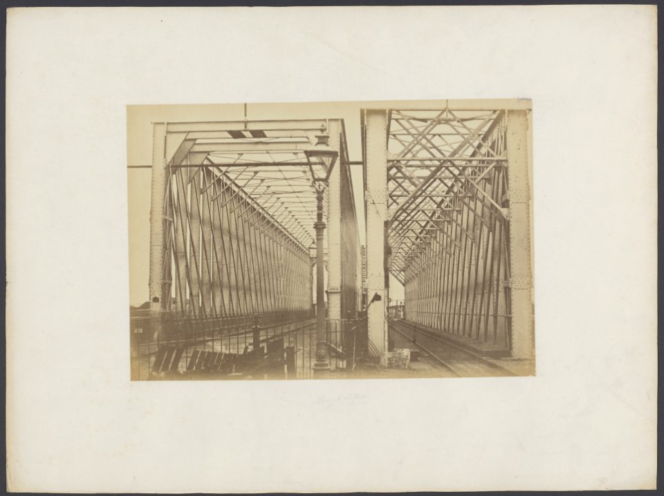 Gefotografeerd vanuit een punt in het verlengde van de middenkolommen, Bestanddeelnr 451