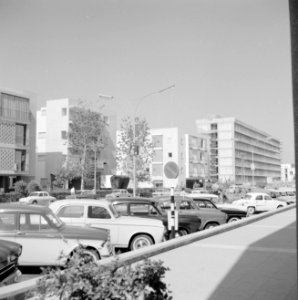 Gebouwen en geparkeerde auto's, Bestanddeelnr 255-1714