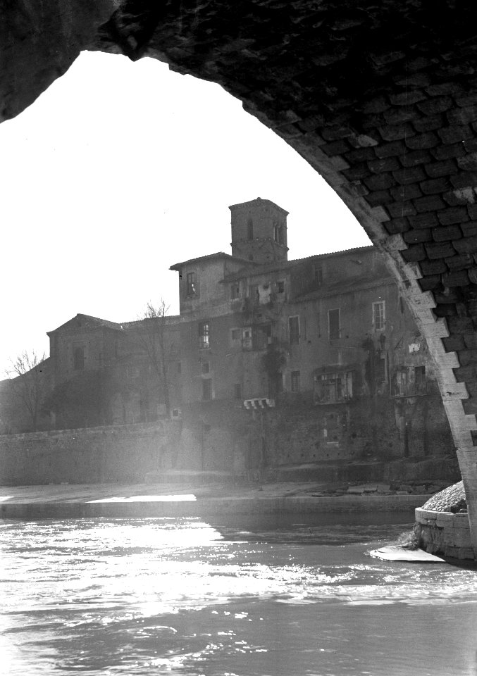 Gebouwen in Trastevere gezien onder een boog van de brug over de Tiber, Bestanddeelnr 191-1215