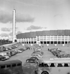 Gebouwen, parkeerplaatsen, mensen, auto's, Bestanddeelnr 251-8570