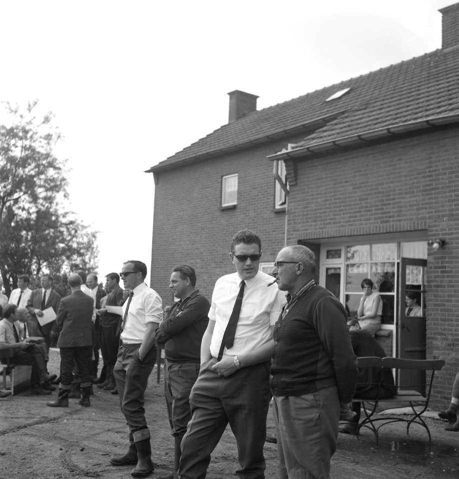 Gebouwen, mannen, gesprekken, sigaren, huizen, Bestanddeelnr 253-6206