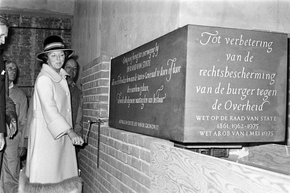 Gebouwen, nieuwbouw, eerstesteenleggingen, prinsessen, Beatrix, prinses, Bestanddeelnr 930-4856
