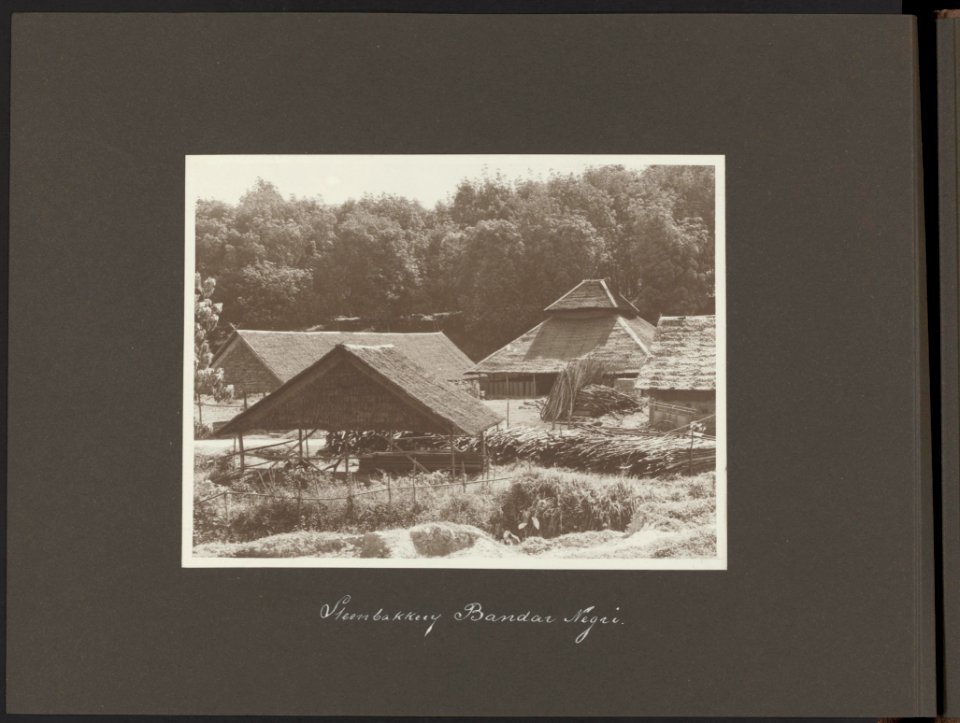 Gebouwen (verm. opslagruimtes) van de steenbakkerij op rubberplantage Bandar Neg, Bestanddeelnr 834 34