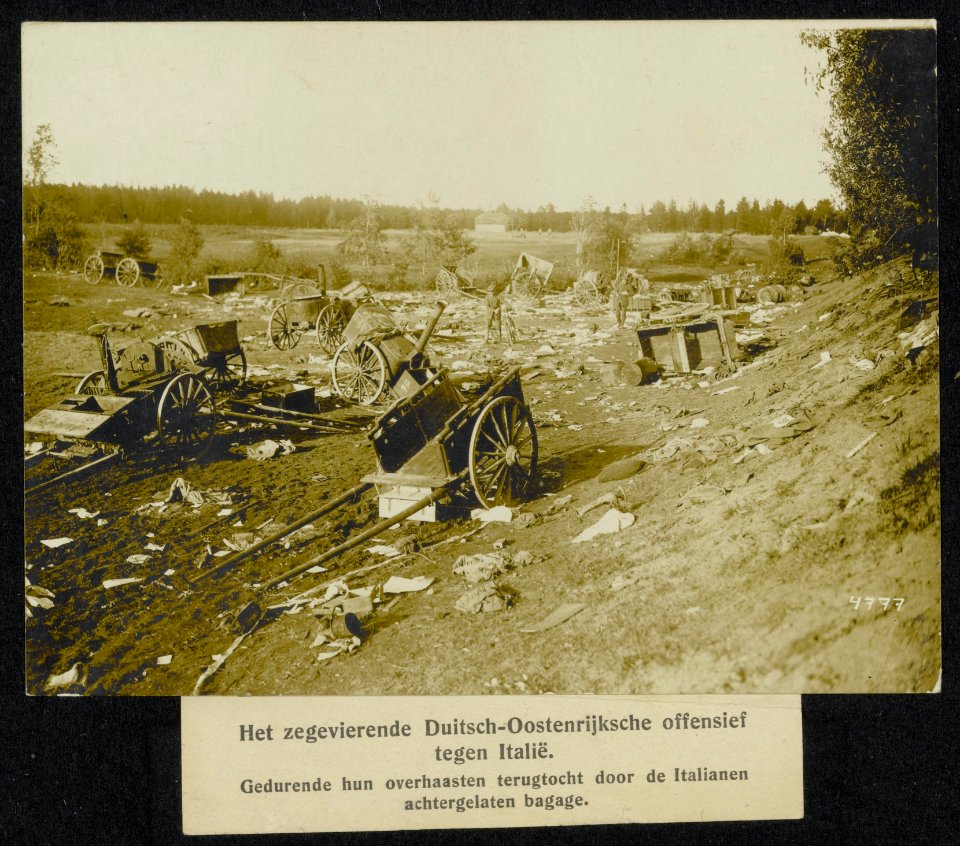 Gedurende hun overhaasten terugtocht door de Italianen achtergelaten bagage., Bestanddeelnr 158-1582