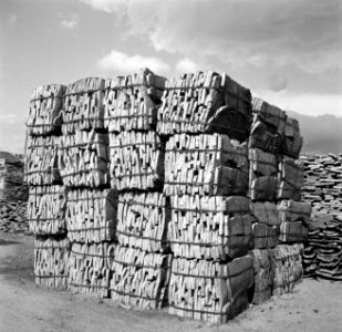 Gedroogde kurkschors in balen, in de hof van de fabriek, Bestanddeelnr 254-0690